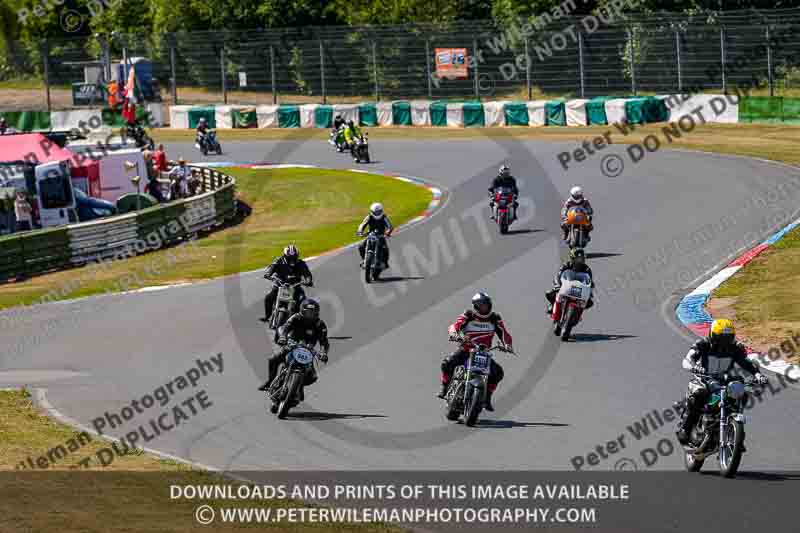 Vintage motorcycle club;eventdigitalimages;mallory park;mallory park trackday photographs;no limits trackdays;peter wileman photography;trackday digital images;trackday photos;vmcc festival 1000 bikes photographs